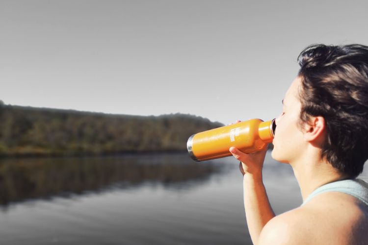 Minuman tinggi protein dapat menekan rasa lapar dan meningkatkan rasa kenyang. Keduanya sangat penting bagi orang-orang yang ingin menurunkan berat badan atau mencari minuman untuk mengecilkan perut.