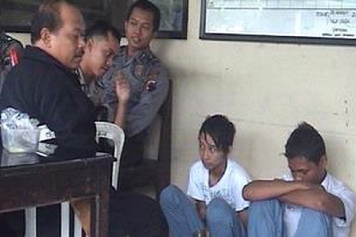 Dua pelajar yang mabuk usai pesta miras, dimintai keterangan polisi di mapolres Demak, Rabu(23/03/2011)