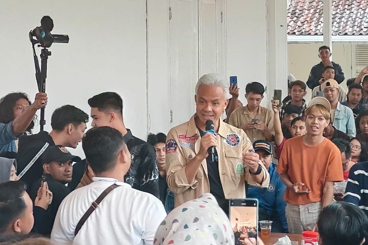 Capres nomor urut 3 Ganjar Pranowo saat bincang-bincang dengan generasi Z dan Millennial di Kota Madiun, Jawa Timur, Kamis (18/1/2024).