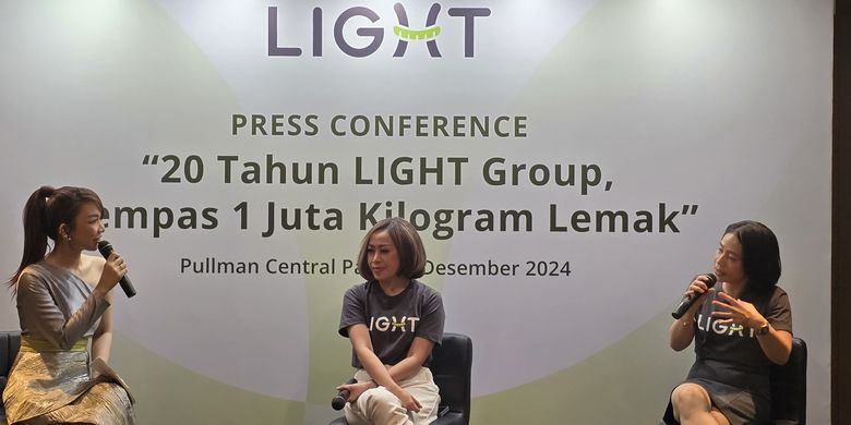 Konferensi pers 20 tahun Light Group bersama dr.Grace Judio-Kahl Msc (tengah).