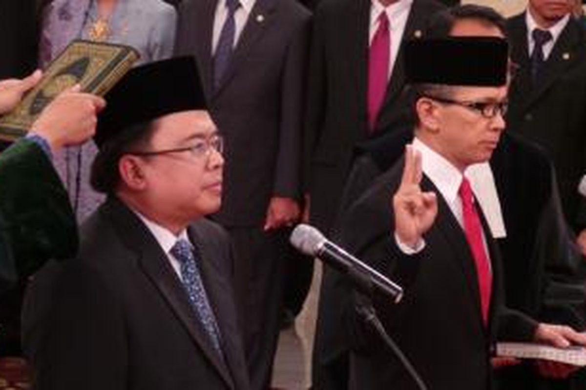 Wakil Menteri Keuangan Bambang Brodjonegoro (kiri) dan Kepala BKPM Mahendra Siregar (kanan) saat dilantik di Istana Negara