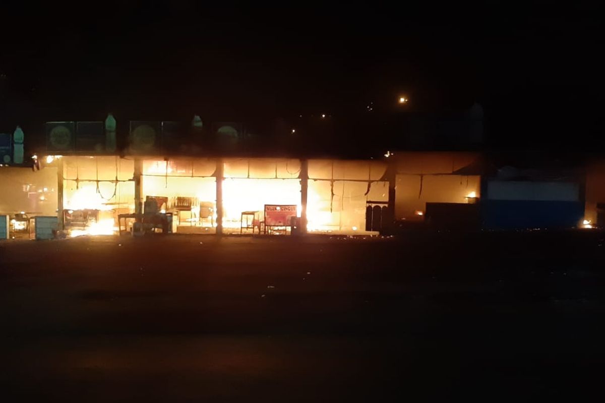 Belasan outlet makanan di Pujasera Karangploso hangus akibat kebakaran, Jumat (15/11/2024) dini hari.
