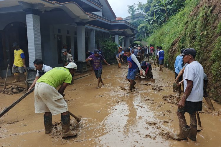 Dua Dusun di Desa Sepakung Semarang Diterjang Longsor, Teras Rumah Tertutup Lumpur