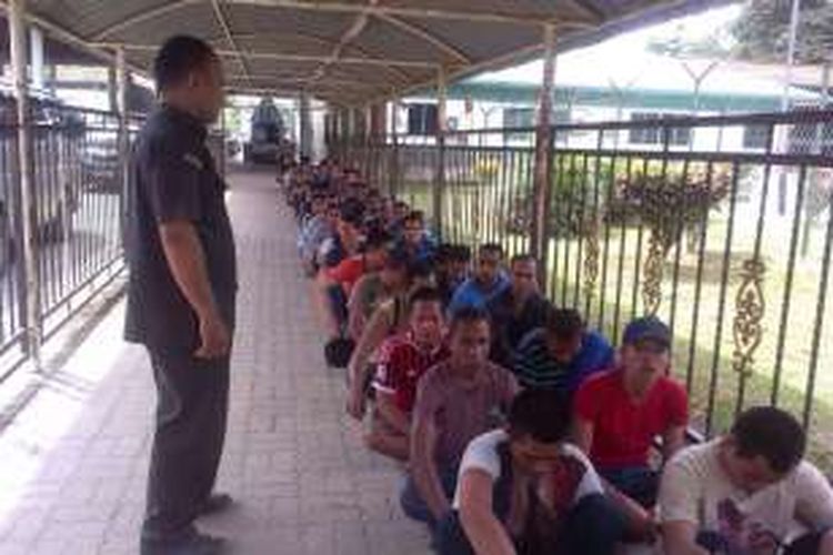 Para TKI yang dipulangkan dari Malysia saat masih berada di Pos Lintas Batas komplek Imigresen Tebedu, Malaysia