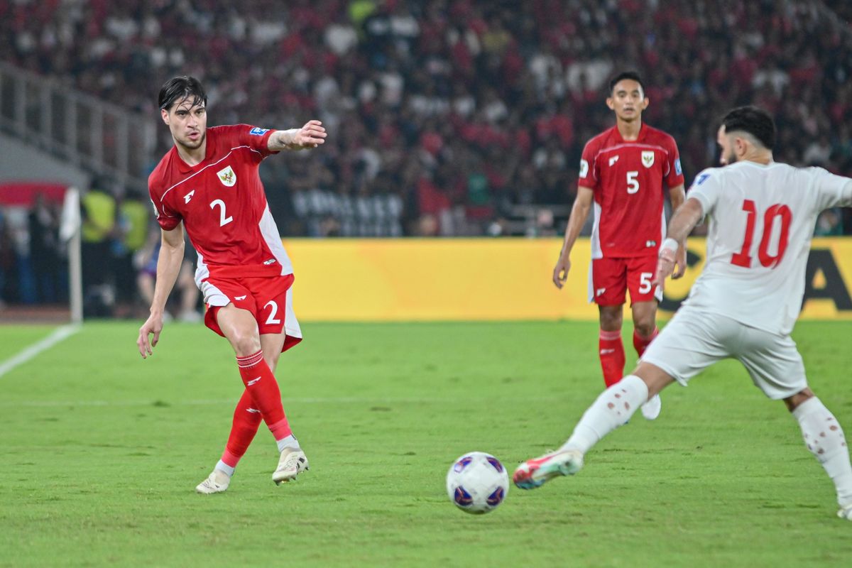 Aksi Kevin Diks dalam laga Grup C putaran ketiga Kualifikasi Piala Dunia 2026 zona Asia antara Timnas Indonesia vs Bahrain yang digelar di Stadion Utama Gelora Bung Karno, Selasa (25/3/2025).