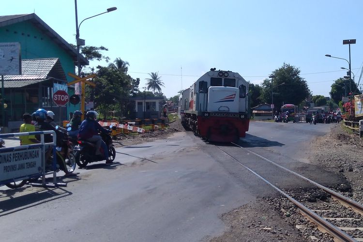 Perlintasan sebidang kereta api di jalan raya Sumpiuh, Kabupaten Banyumas, Jawa Tengah.