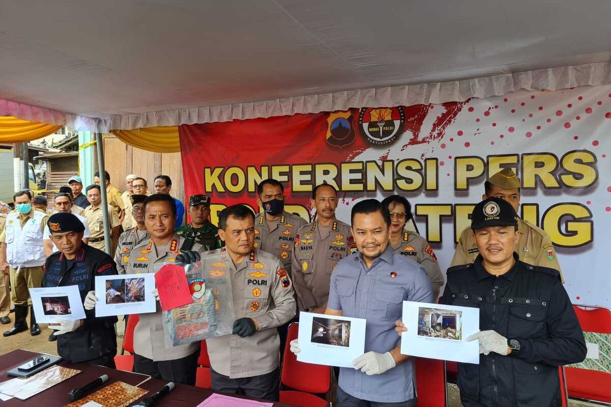 Kapolda Jawa Tengah, Inspektur Jenderal Polisi Ahmad Luthfi (tengah) menunjukkan sejumlah barang bukti di lokasi meledaknya bahan petasan di Dusun Junjungan, Desa Giriwarno, Kecamatan Kaliangkrik, Kabupaten Magelang, Jawa Tengah, Senin (27/3/2023),