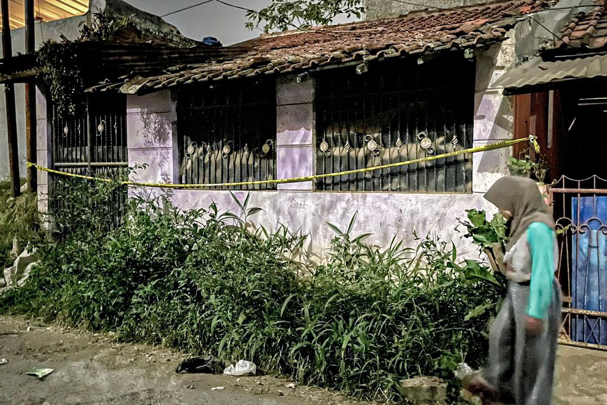 Kondisi rumah Iguh Indah Hayati (55) dan Elia Imanuel Putra (24), ibu dan anak yang ditemukan tinggal kerangka di rumahnya di Kabupaten Bandung Barat (KBB), Jawa Barat, Senin (29/7/2024.