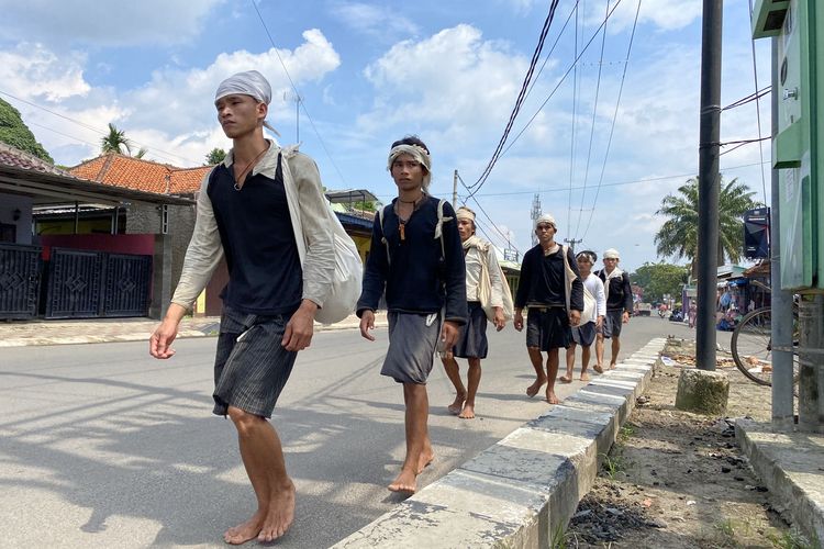 Warga Baduy Dalam berjalan kaki ke Rangkasbitung mengikuti ritual Tradisi Seba Baduy Jumat (6/5/2022).
