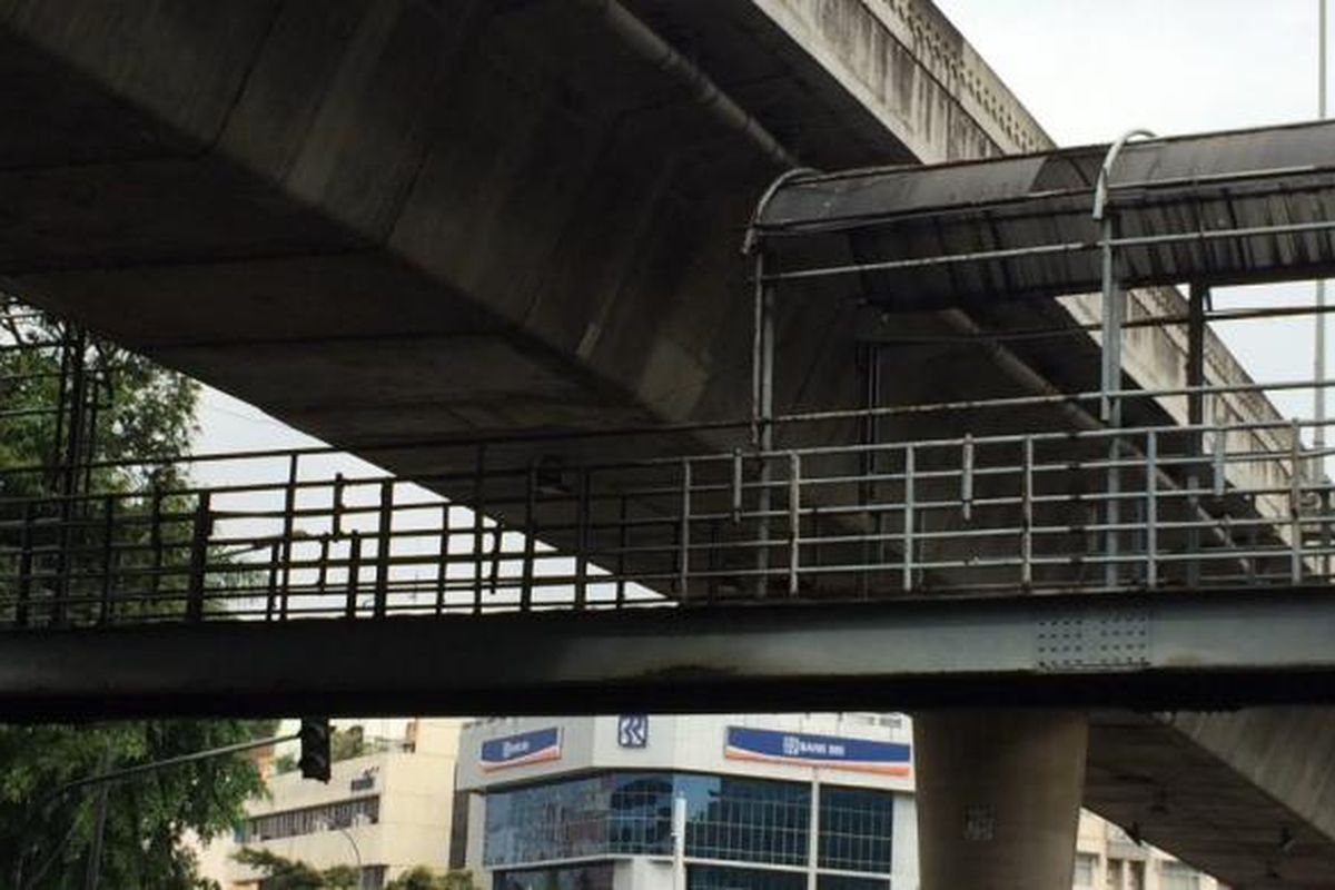 Jembatan Penyebrangan Orang (JPO) setengah terpotong di depan Terminal Blok M, Jakarta Selatan, Rabu (1/2/2017).