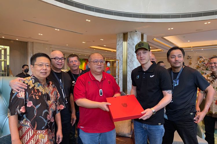 CEO Bali United Yabes Tanuri (merah) memberi kenang-kenangan kepada pemain dunia Mesut Ozil saat berada di Jakarta.