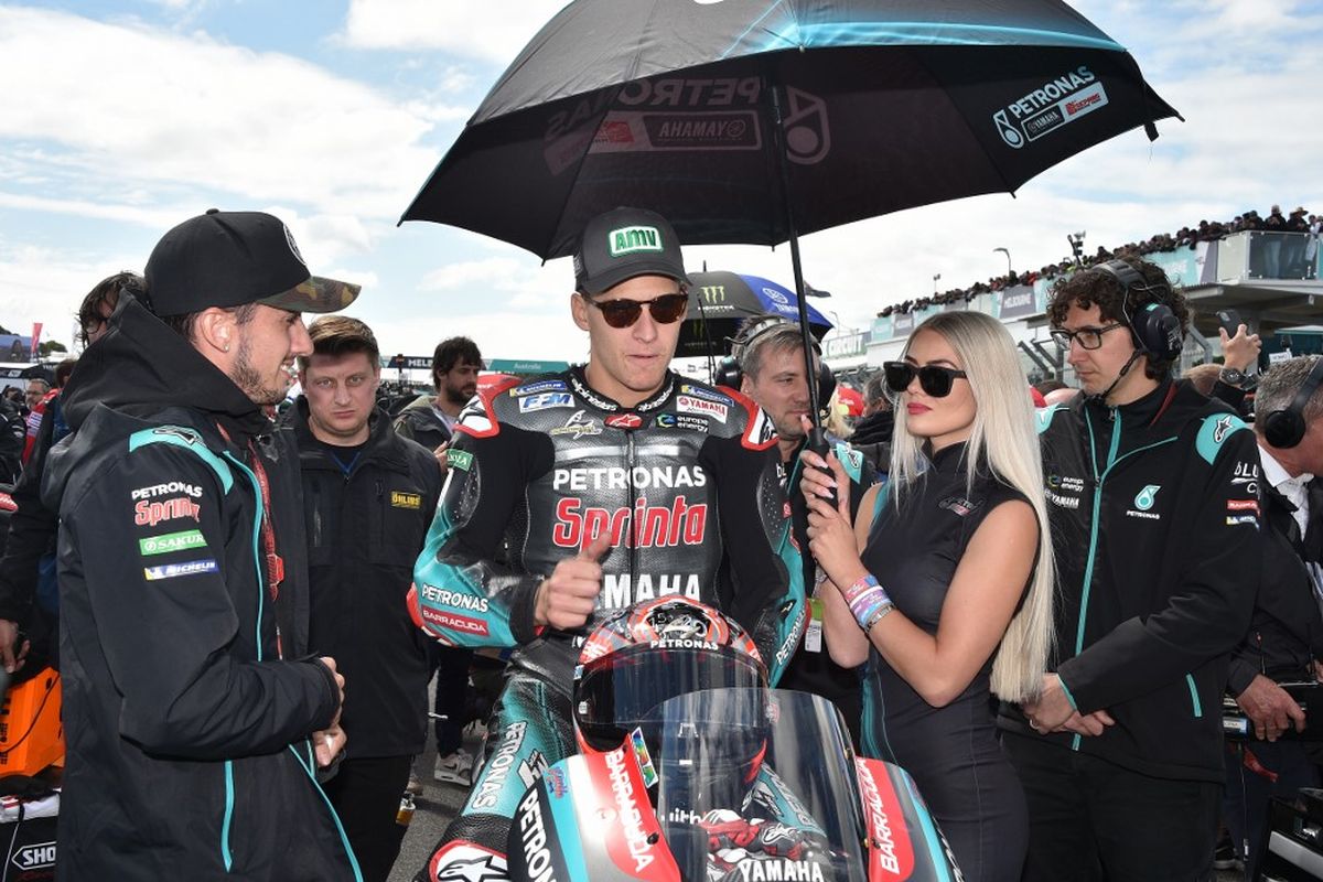 Petronas Yamaha SRT Team MotoGP rider Fabio Quartararo of France gives a thumbs up on the grid ahead at the Australian motorcycle Grand Prix at Phillip Island on October 27, 2019. (Photo by PETER PARKS / AFP) / -- IMAGE RESTRICTED TO EDITORIAL USE - STRICTLY NO COMMERCIAL USE --