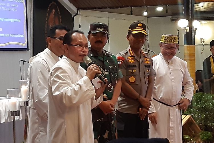 Panglima TNI Marseka Hadi Tjahjanto dan Kapolri Jenderal Idham Azis ketika mengunjungi Gereja Katholik Bunda Hati Kudus, Jakarta Pusat, Jakarta, Selasa (24/12/2019).