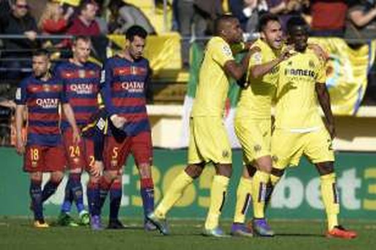 Para pemain Villarreal (baju kuning) merayakan gol ke gawang Barcelona, pada laga lanjutan La Liga di Stadion El Madrigal, Minggu (20/3/2016).