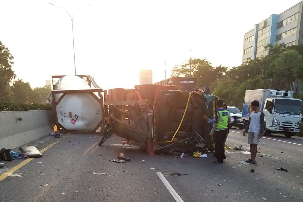 Truk tangki terguling di Tol Jakarta-Tangerang