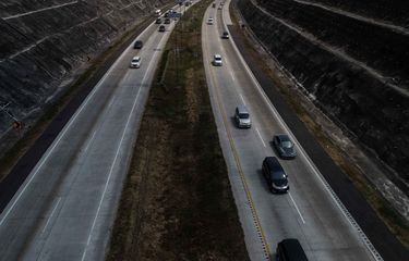 Ilustrasi kendaraan pemudik dari arah Jakarta melewati jalan tol Cikopo-Palimanan di Jawa Barat, Minggu (2/6/2019). 