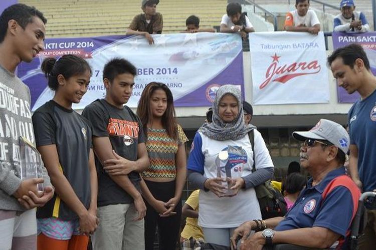 Radja M. Nasution bersama puteranya, M. Akbar di hadapan para atlet muda Indonesia