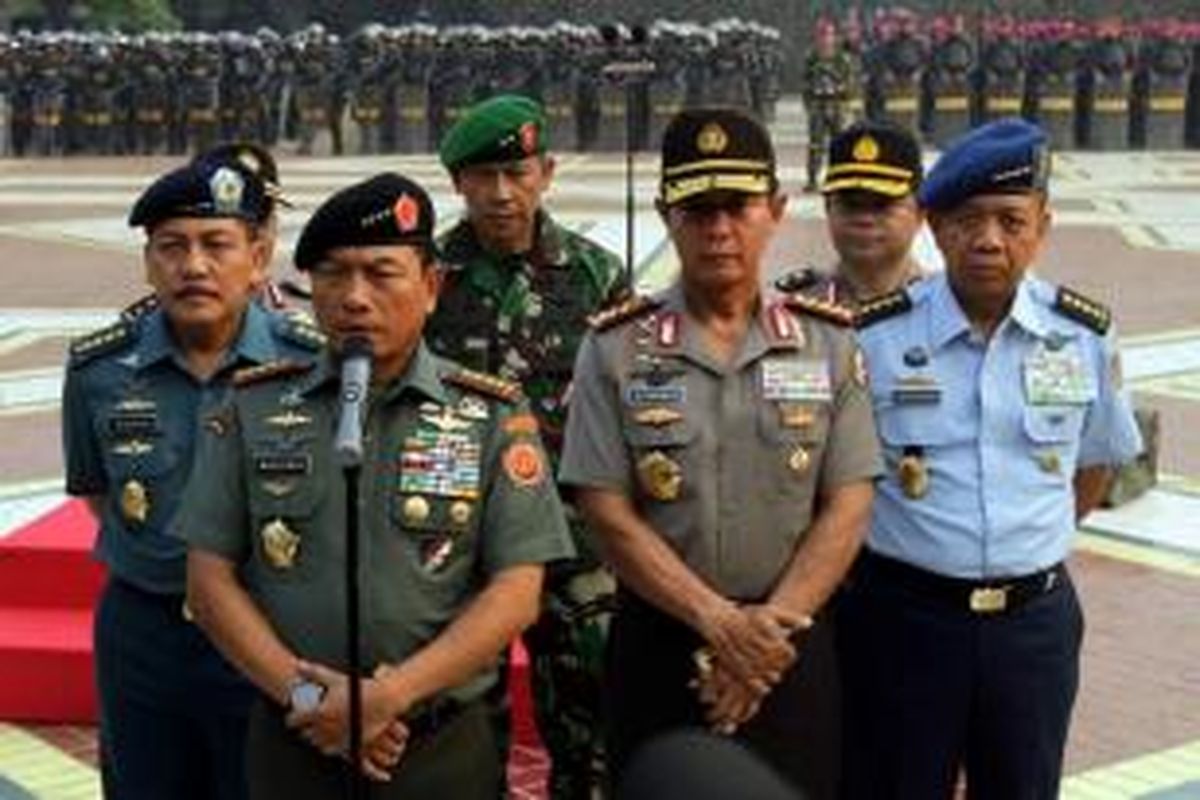 Anggota Kopassus mengikuti apel siaga menjelang pelantikan presiden dan wakil presiden terpilih, di Parkir Timur Senayan, Jakarta Pusat, Kamis (16/10/2014). Apel gabungan ini melibatkan 2.400 personel dari tiga angkatan di TNI dan Polri untuk pengamanan acara pelantikan 20 Oktober mendatang. 