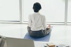 Selipkan Pose Yoga Saat Bekerja 