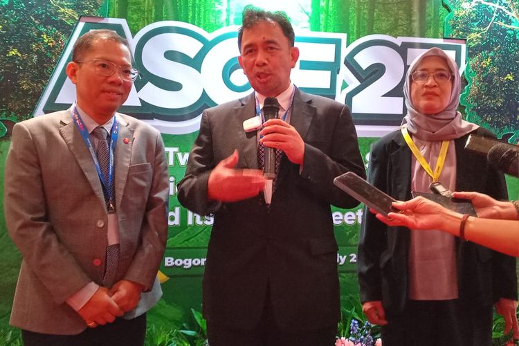 Direktur Jenderal Pengelolaan Hutan Lestari Kementerian Lingkungan Hidup dan Kehutanan Dida Migfar Ridha dan Ketua AWG-FPD ke-27 Wening Sri Wulandari, pada pertemuan pejabat senior ASEAN untuk pengelolaan hutan atar ASEAN Senior Officials on Forestry (ASOF) di Puncak, Bogor, Jawa Barat, Kamis (19/7/2024). 