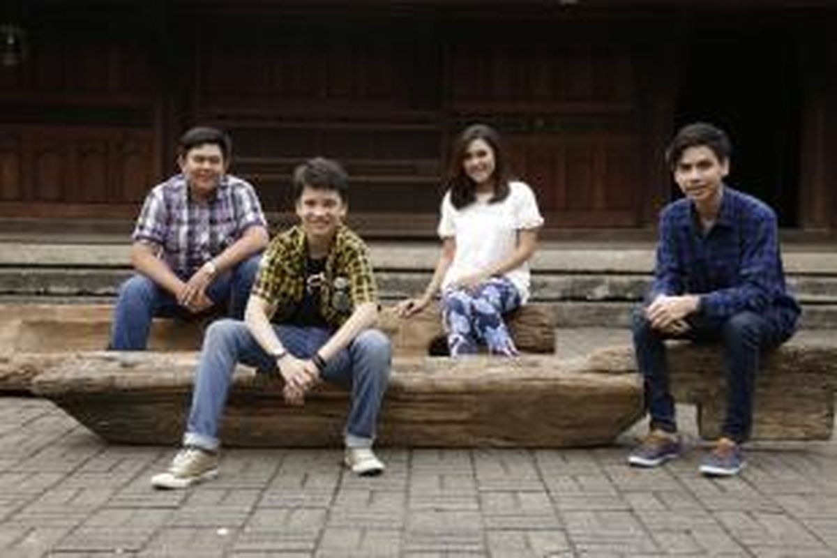 Gusti Laskar Ferdiansyah Simatupang, Endy Arfian, Marsya Sitakara Adiyuta, dan Aikhal Mukhlis (kiri ke kanan), para pemain film Para Pemburu Gajah di Bentara Budaya Jakarta, Selasa (17/6/2014). Film yang menggandeng WWF Indonesia dalam kampanye penyelamatan gajah sumatera tersebut akan tayang perdana pada 26 Juni. KOMPAS IMAGES/DINO OKTAVIANO