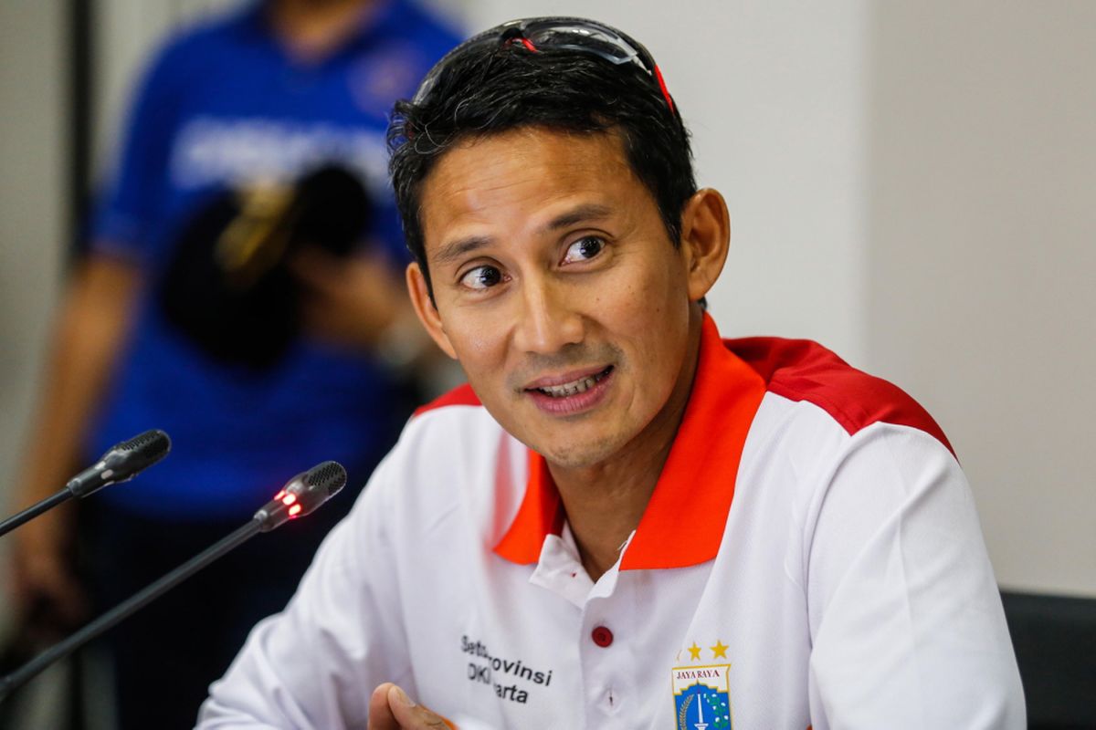 Wakil Gubernur DKI Jakarta Sandiaga Uno memberikan keterang pers sebelum meninjau venue Asian Games 2018 di Kawasan Gelora Bung Karno (GBK), Senayan, Jakarta Pusat, Minggu (12/11/2017). Sandiaga Uno memastikan Pemerintah Provinsi DKI Jakarta akan mempermudah semua bentuk perizinan yang diperlukan untuk venue Asian Games 2018 di Kompleks Gelora Bung Karno (GBK). KOMPAS.com/GARRY ANDREW LOTULUNG