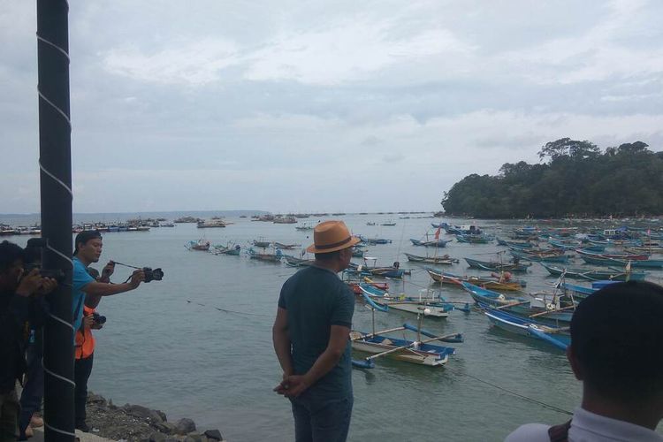 Perahu nelayan ditambatkan di pantai timur Pangandaran, Selasa sore (31/12/2019). Pantai ini juga dipakai sejumlah wisatawan untuk berwisata air, salah satunya arena banana boat.