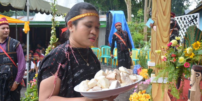 Seorang perempuan Langa, Kecamatan Bajawa, Kabupaten Ngada, Flores, NTT, Selasa (15/1/2019) sedang mengantar makanan tradisional uwi atau ubi kepada masyarakat yang ikut Ritual Reba. 