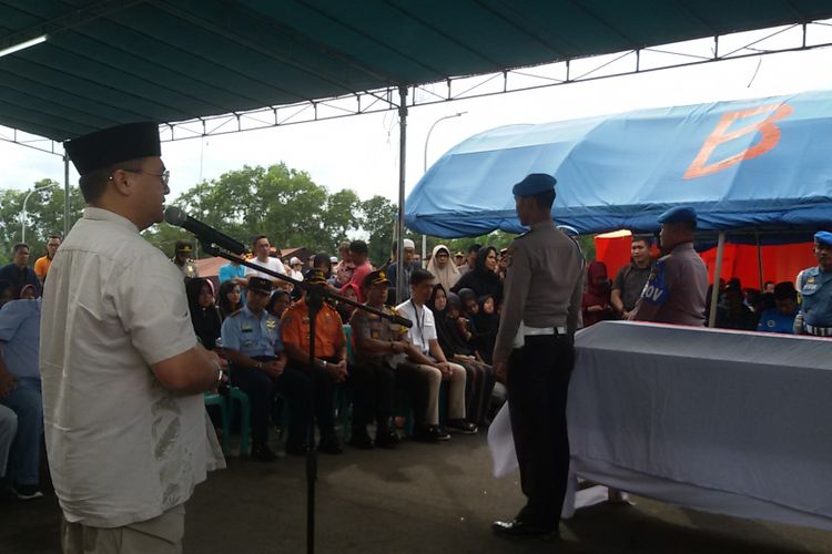 Gubernur Erzaldi Rosman saat seremoni penyambutan jenazah Bripka Rangga Adiprana di Bandara Depati Amir, Sabtu (24/11/2018).