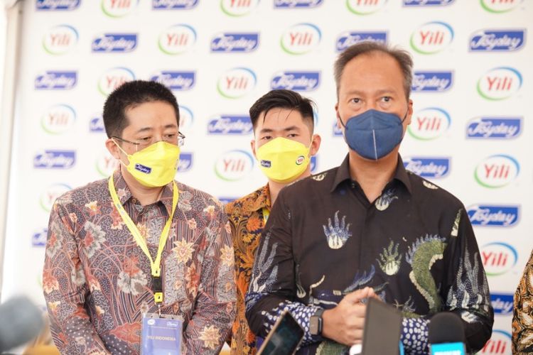 Presiden Direktur PT Yili Indonesia Dairy Yu Miao (kiri) dan Menteri Perindustrian Agus Gumiwang (kanan) saat meresmikan pabrik Yili Group di Cikarang.