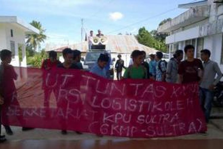 Puluhan mahasiswa Kendari mendatangi kantor KPU Sulawesi Tenggara memprotes pengadaan logistik pemilu yakni bilik dan kotak suara yang terbuat dari kardus. Pengadaan logistik tersebut oleh mahasiswa terindikasi korupsi