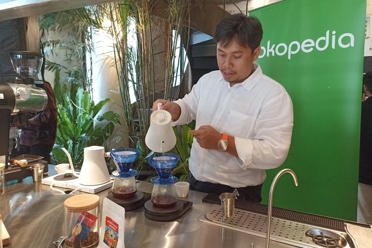 Founder of Fugol Coffee Roasters, Jhon Richard Christopher teaches the process of brewing coffee at Tanatap Coffee in Bandung City, West Java, Monday (30/9/2024).