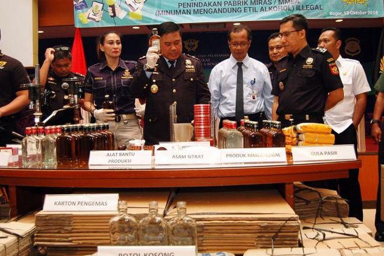 Petugas Kantor Pengawasan dan Pelayanan Bea dan Cukai Bogor menggelar rilis pengungkapan produksi minuman beralkohol ilegal, Kamis (13/10/2016). 