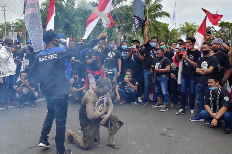 Para buruh melakukan aksi teatrikan dalam demonstrasinya menolak UMK murah di Kabupaten Jember 