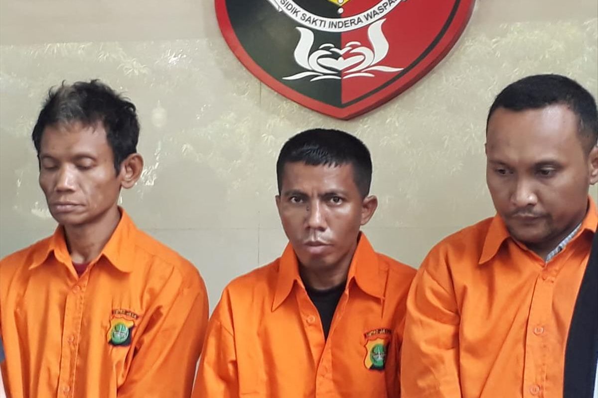 Dua pria residivis pencurian motor berinisial KNP (tengah) dan TMN (kanan) diamankan jajaran Subdit 3 Resmob Polda Metro Jaya setelah melakukan aksi pencurian dengan menyamar sebagai anggota TNI.
