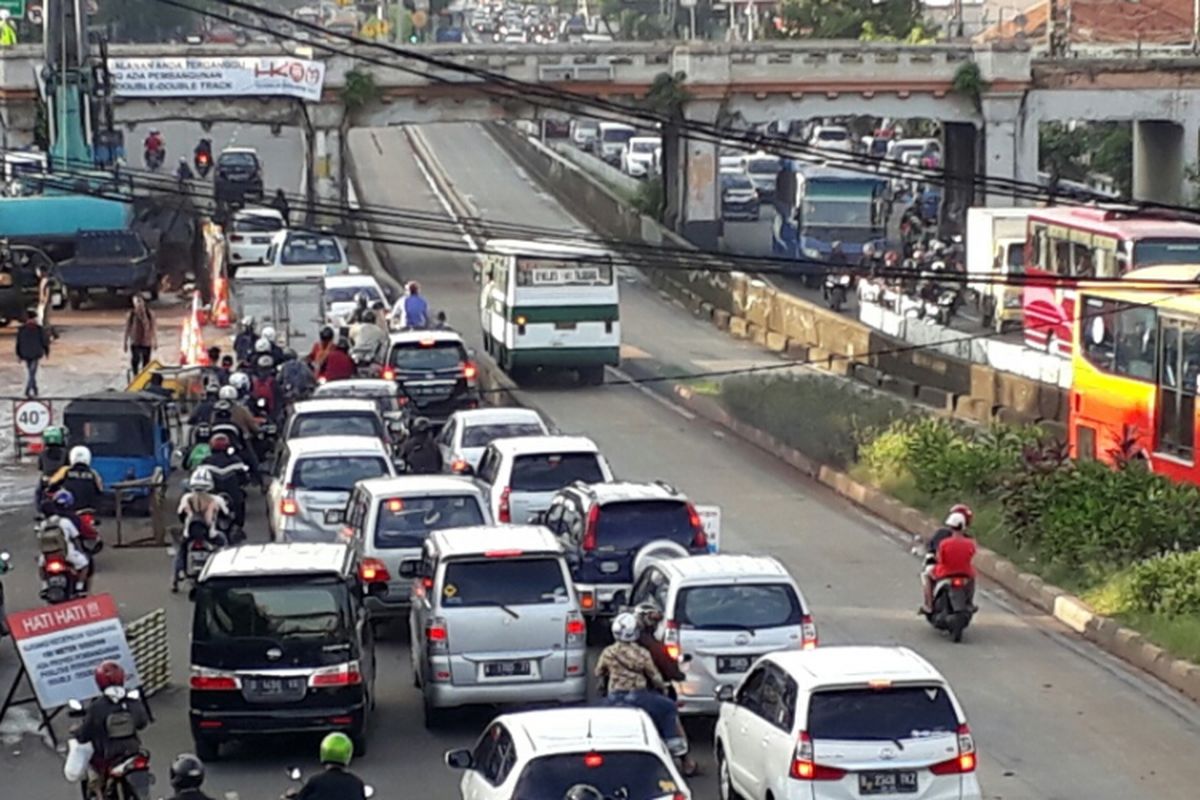 Macet di bawah terowongan jembatan kereta di Gunung Antang, Jatinegara, Jakarta Timur akibat proyek pengerjaan rel ganda. Senin (20/3/2017)