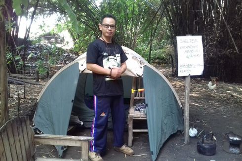 Isolasi Diri di Bantaran, Pemudik ini Bersihkan Sampah yang Terbawa Aliran Sungai