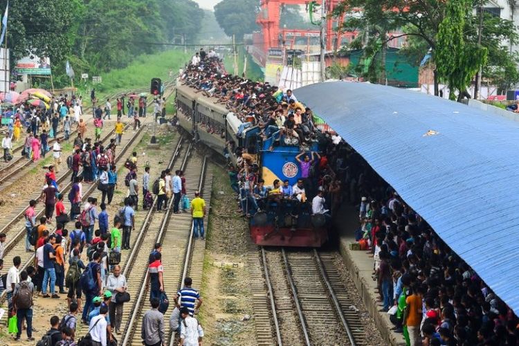 Warga Bangladesh menjejalkan diri ke kereta api saat mudik ke rumah untuk berkumpul bersama keluarga mereka menjelang Idul Fitri, di Dhaka, pada Kamis (14/6/2018). (AFP/Munir Uz Zaman)