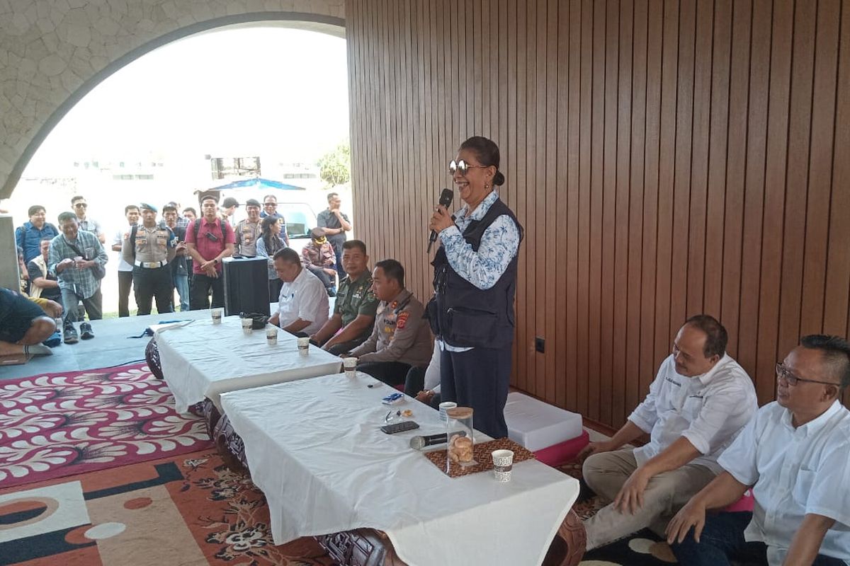 Mantan Menteri Kelautan dan Perikanan, Susi Pudjiastuti, saat deklarasi pelaku wisata Pangandaran menolak keramba jaring apung di Susi International Beach Strip Pamugaran, Kabupaten Pangandaran, Rabu (13/8/2025).