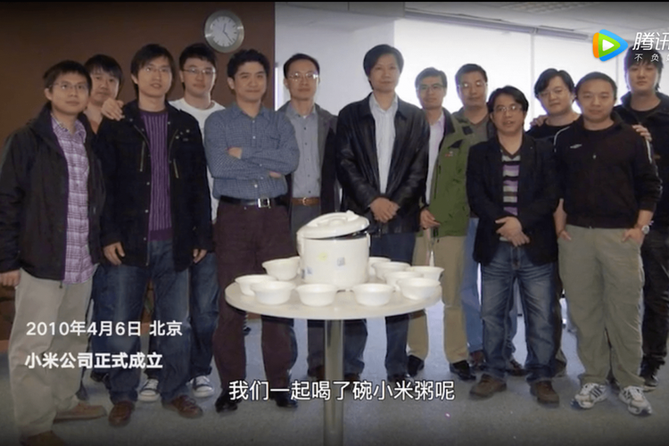 Deretan pendiri Xiaomi, termasuk Lei Jun (jaket hitam, tengah) yang meresmikan berdirinya perusahaan dengan memakan bubur bersama-sama.