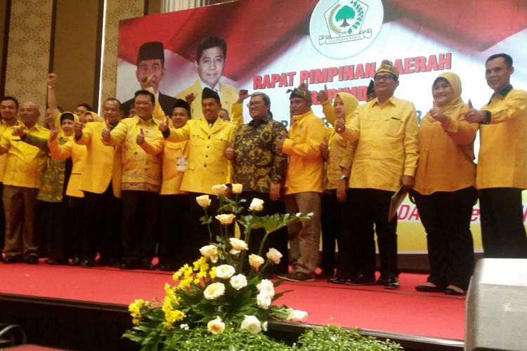 Unsur pimpinan Partai Golkar se-Jabar bersama Ketua Dewan Pakar DPP Partai Golkar Agung Laksono dan Gubernur Jawa Barat berfoto bersama usai acara Rapimda di Karawang, Rabu (26/4/2017).