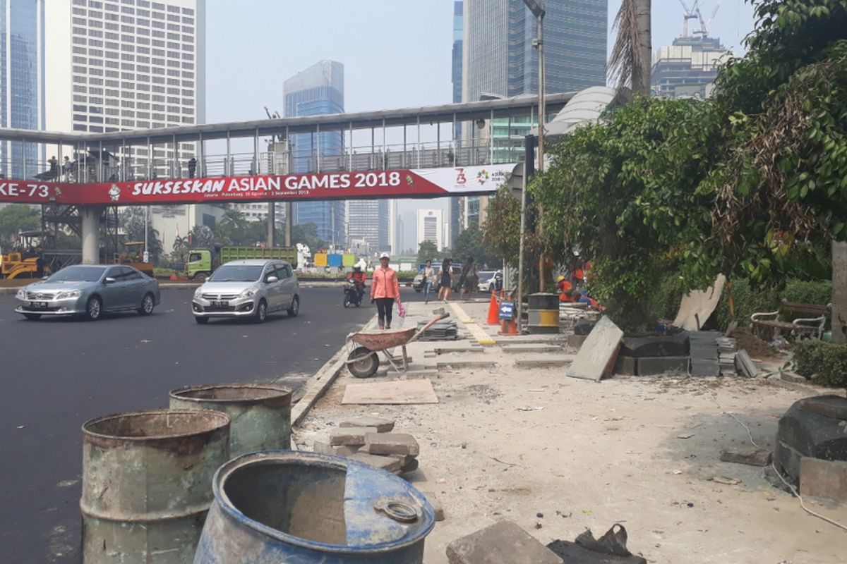 Kondisi trotoar yang masih belum rampung di depan Plaza Indonesia, Jakarta Pusat, Minggu (22/07/2018).