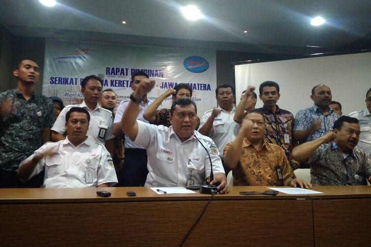 Ketua Umum Serikat Pekerja Kereta Api (SPKA) Edi Suryanto bersama para karyawan PT KAI usai rapat rencana aksi mogok kerja di Palembang,Jumat (21/6/2019).