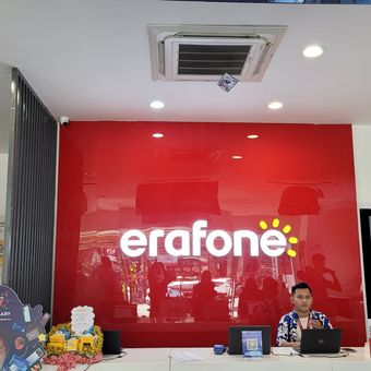 Ilustrasi gerai Erafone Megastore Ruko Singosaren, Solo, Jawa Tengah. Gerai ini juga melayani layanan omnichannel Erajaya, seperti Mobile Selling dan Click n' PickUp.