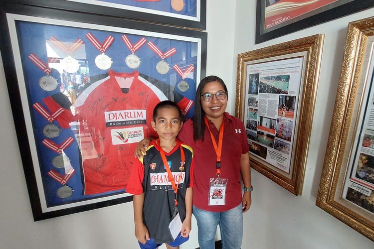 Gavriel Aldrich Alharon Labatar bersama sang ibu, Mien Yanelia Koupun, saat ditemui media termasuk Kompas.com pada Audisi Umum PB Djarum 2023 di GOR Djarum, Kudus, Jawa Tengah, Rabu (5/7/2023). 