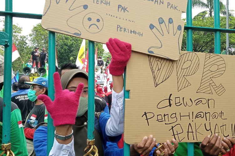 Gelombang aksi massa buruh terus memadati pintu gerbang pemerintahan Kantor Bupati Bogor di Cibinong, Kabupaten Bogor, Jawa Barat, Jumat (16/10/20) siang.