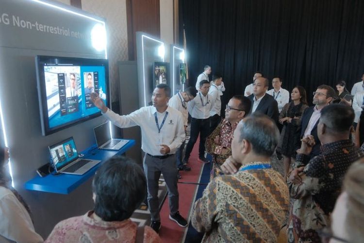 Direktur Penataan Sumber Daya Kementerian Komunikasi dan Informatika Republik Indonesia Denny Setiawan, mencoba salah satu skenario penggunaan, yaitu Superior Uplink for Live streams di Ericsson Imagine Live 2024. 