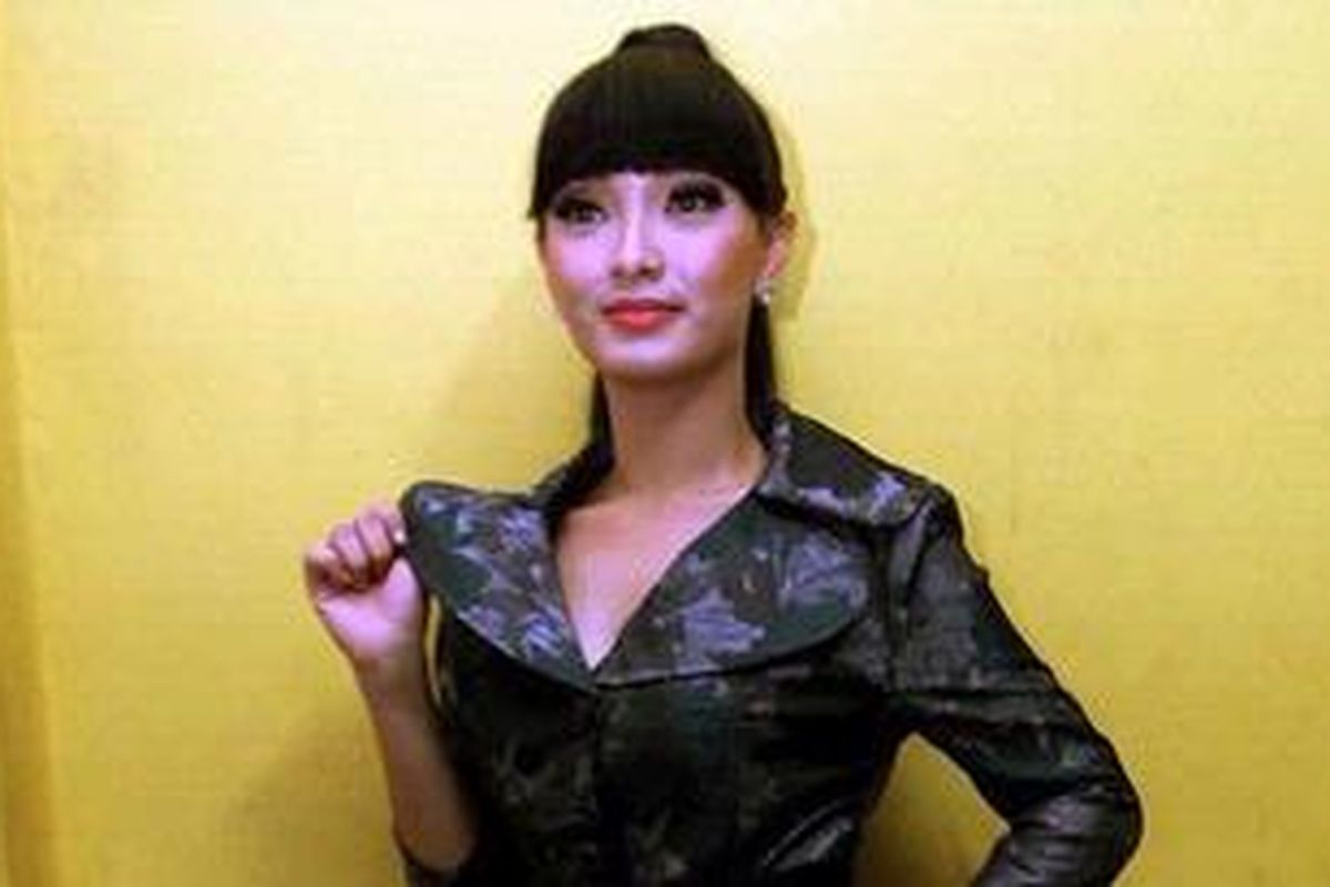 Penyanyi dangdut Surkianih, yang populer dengan nama Zaskia Shinta atau Zaskia Gotik (Goyang Itik).