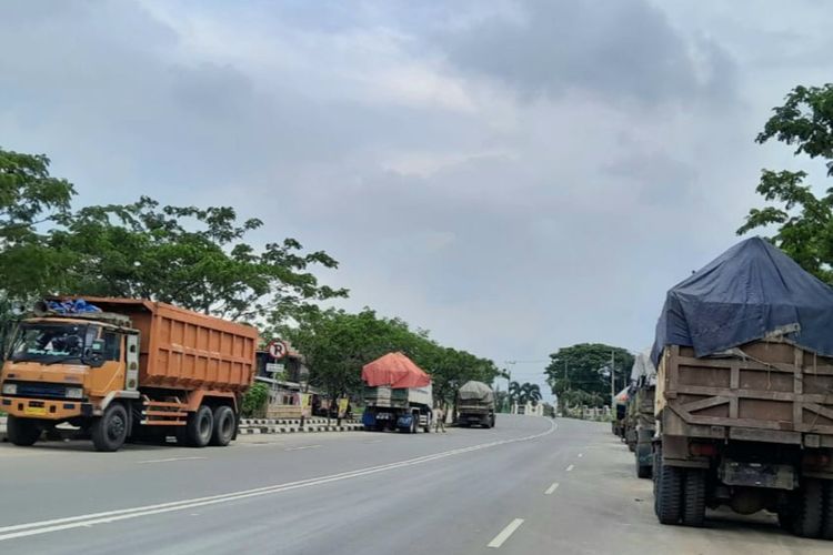 Truk ODOL terparikir dibahu Jalan Syekh Nawawi Al Bantani, Kota Serang, Banten