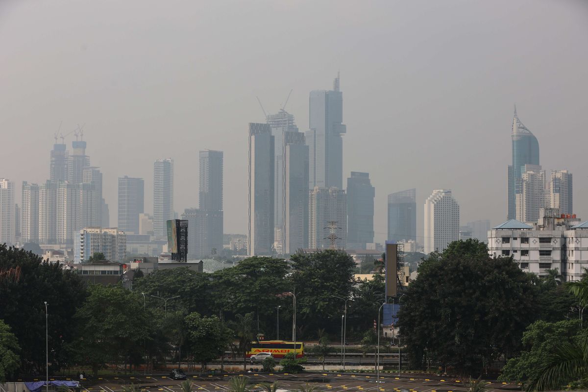 Ilustrasi kabut asap menyelimuti langit Jakarta. Tanda kualitas udara di Ibu Kota buruk.